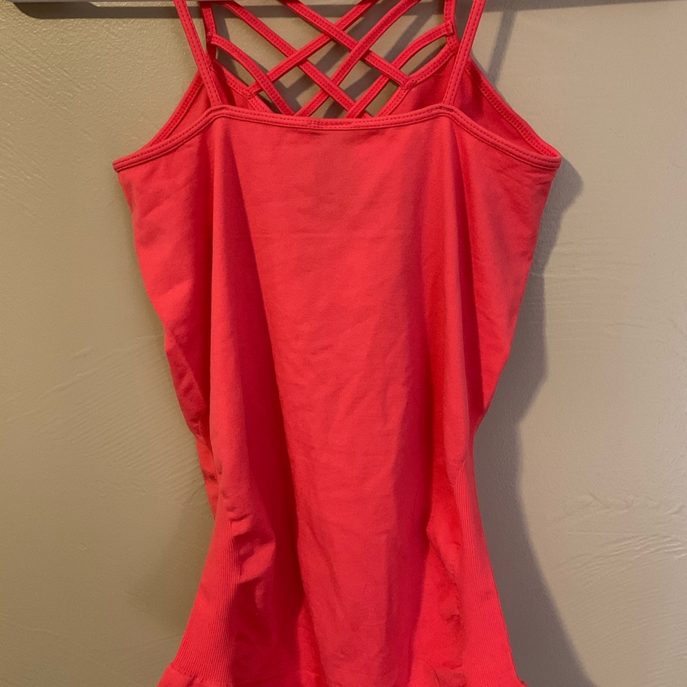 Dynamic Fashion Tank Top - Picture 5 of 5